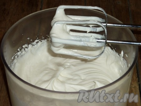 Сметану для приготовления крема нужно отцедить, то есть в марлю, сложенную в несколько раз, выложить сметану. Сметану, завернутую в марлю, поместить в сито. Поставить сито на миску или кастрюлю, чтобы туда сливалась лишняя сыворотка, поверх марли положить небольшой груз и отправить на ночь в холодильник. На следующий день к отцеженной сметане добавить сахар и взбить миксером до получения пышного, густого крема.&nbsp; 
