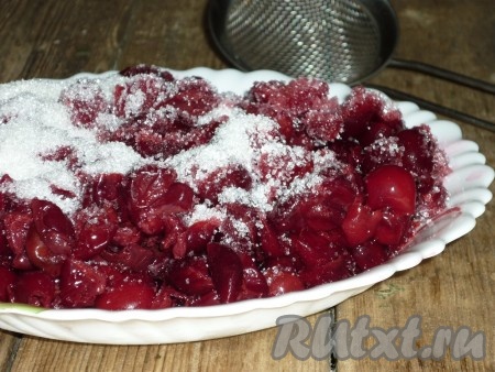 Вишню без косточек засыпать сахаром, оставить на один час, затем выложить в дуршлаг, чтобы стёк лишний вишнёвый сок.
