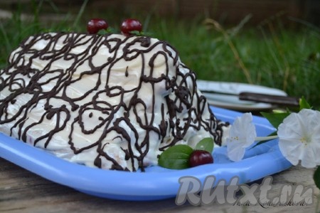 Безумно вкусный торт "Монастырская изба" с вишней со сметанным кремом готов.