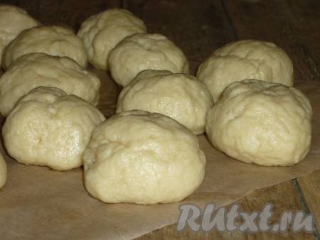 Полученное тесто разделить на 15 одинаковых "шариков" (у меня каждый шарик весил примерно 70 грамм), завернуть их в пищевую пленку и на 2 часа отправить в холодильник.
