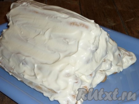 Тщательно смазать торт "Монастырская изба" со всех сторон сметанным кремом и отправить в холодильник часов на 12 (а лучше на 24 часов), чтобы тортик пропитался.
