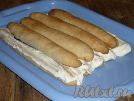 Сверху выложить четыре трубочки и тоже пропитать их кремом.
