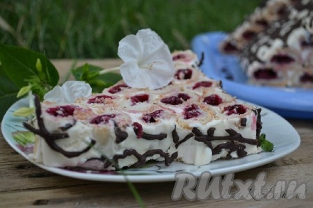 Безумно вкусный торт "Монастырская изба" с вишней со сметанным кремом готов.