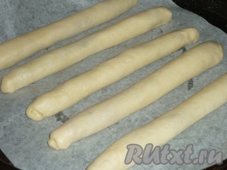 У нас получится 15 трубочек с вишней. Выложить трубочки швом вниз на противень, застеленный пекарской бумагой, отправить на 15-20 минут в духовку, разогретую до 180 градусов.
