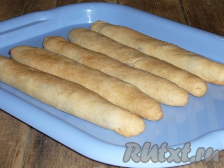 Готовые вишневые трубочки полностью остудить и можно формировать торт "Монастырская изба". На плоское блюдо выложить пять трубочек и смазать их приготовленным сметанным кремом.
