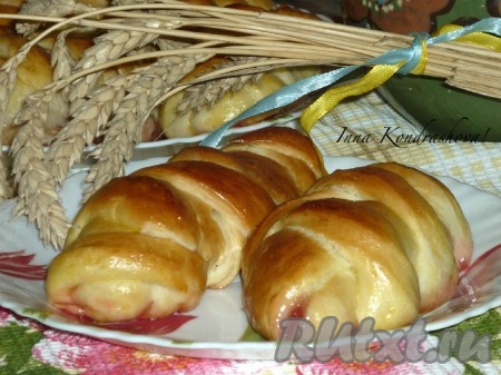 Булочки с черешней и клубникой в духовке