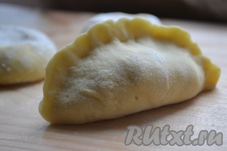 Защипываем края теста над начинкой, как на фото, формируя пирожок.