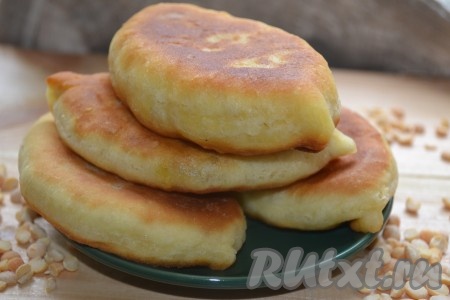 Выкладываем пирожки швом вниз на разогретую сковороду с растительным маслом.&nbsp;Обжариваем на среднем огне с двух сторон до золотистого цвета. Жареные пирожки, приготовленные из дрожжевого теста, замешанного на кефире, получаются аппетитными, вкусными и пышными, попробуйте! 
