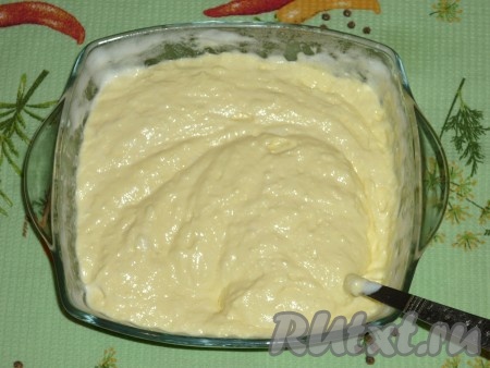 Добавить взбитые белки в творожную смесь и аккуратно перемешать ложкой или лопаткой.
