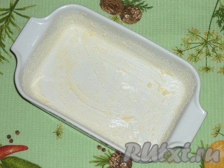 Смазать форму для запекания сливочным маслом и присыпать манной крупой.&nbsp;
