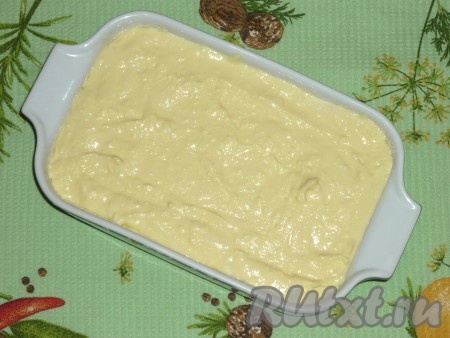 Творожную массу выложить в форму для запекания, разровнять и отправить на 50-60 минут в духовку, разогретую до 180 градусов. Готовая запеканка должна подрумяниться и немножко подняться.&nbsp;
