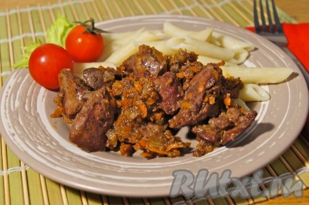 Куриная печень, жареная с луком и морковью, готова, на гарнир можно подать макароны, картофель, рис или гречку.
