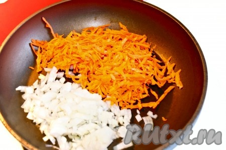 На сковороде разогреть растительное масло, выложить рубленый лук и натертую морковь, обжарить на среднем огне в течение 3&nbsp; минут, постоянно помешивая.
