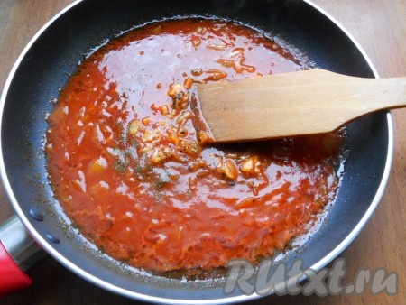 Чеснок очистить и измельчить. Добавить чеснок в сковороду с соусом, посолить все, поперчить, всыпать сахар и хмели-сунели.
