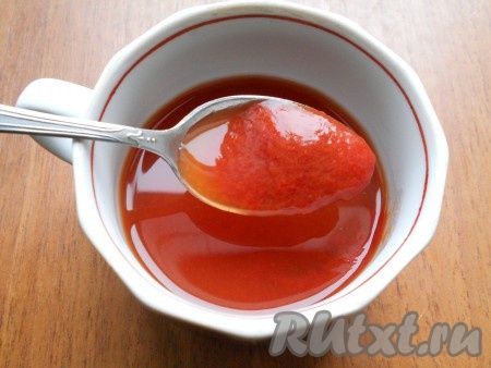 Обжарить лук на среднем огне в течение 3-4 минут до золотистого цвета, периодически помешивая. Томатную пасту развести водой.