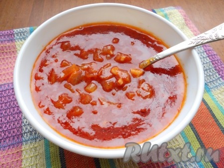 Довести до кипения, уменьшить огонь и потушить на небольшом огне в течение пары минут. Вот и все, соус для котлет готов!
