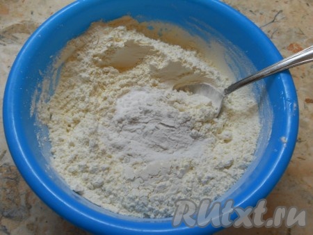 Муку просеять, добавить крахмал, соду и перемешать.