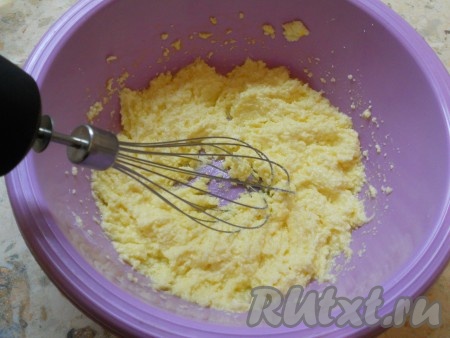Венчиком или миксером взбить все до однородности.