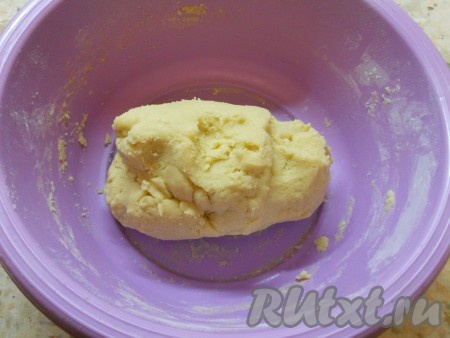 Далее мучную смесь постепенно всыпать в масляную и замесить не слишком тугое тесто.