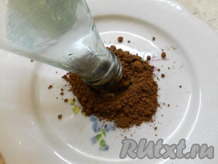 В мелкую тарелку насыпать какао-порошок. Горлышко стеклянной или пластиковой бутылки как бы "окунуть" в какао.