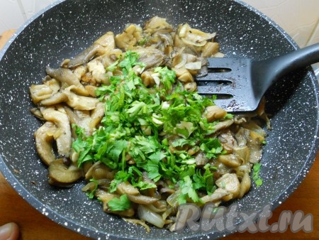 Добавить зелень с чесноком к грибам, хорошо все перемешать и выключить газ.
