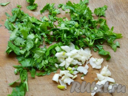 Петрушку и чеснок измельчить.