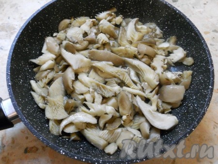 Сковороду разогреть с растительным маслом и поместить в нее вешенки.