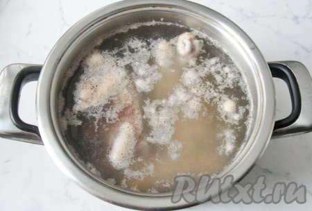 Кастрюлю накрыть крышкой и довести воду с мясом до кипения. Образовавшуюся пену снять.
