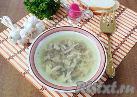 Вкусный холодец из курицы и говядины, приготовленный с добавлением желатина, можно подавать к столу.
