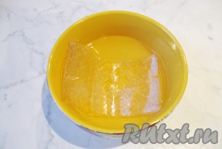 Желатин (у меня листовой) выложить в миску и залить холодной кипяченой водой. Достаточно 100 мл воды. Через 10 минут желатин станет мягким. Достать его из воды и добавить в горячий бульон. Размешать желатин в бульоне до полного его растворения. Если у вас желатин в гранулах, то его следует точно также залить 50 мл холодной кипяченой воды, дать набухнуть и выложить в кастрюлю с горячим бульоном и тоже размешать.
