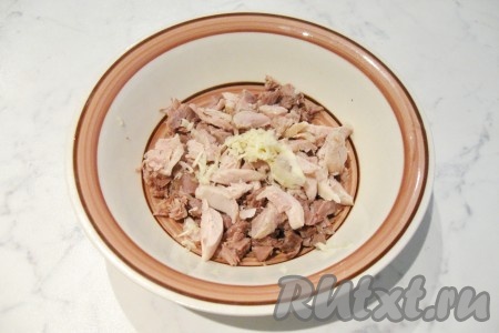 Из мяса удалить кости, шкурку, жир и сухожилия. Должна остаться одна мякоть. Мелко нарезать мясо курицы и говядины. Разложить по глубоким тарелкам. Почистить, помыть и измельчить любым способом чеснок. Добавить в каждую тарелку.
