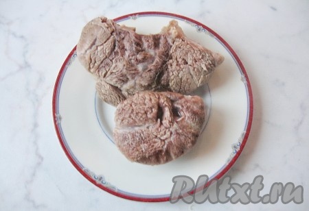 По истечении 1,5-2 часов говядина станет мягкой. Достать мясо из кастрюли. Бульон снять с огня.
