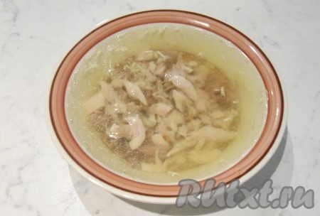 Залить мясо с чесноком бульоном и поставить в холодильник тарелки с холодцом. Из указанного количества ингредиентов получается 3-4 глубоких тарелки.
