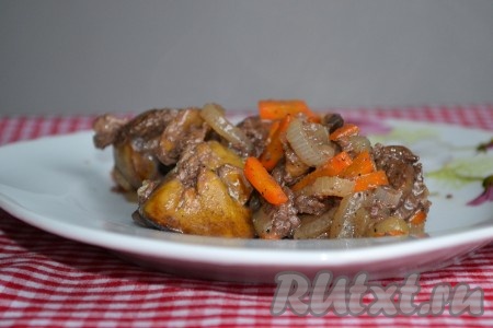 Разогреваем сковороду, выкладываем 30 грамм сливочного масла, добавляем печень индейки. Обжариваем печёнку на среднем огне до золотистой корочки с двух сторон (примерно по 2 минуты с каждой стороны), затем добавляем морковку с луком, лавровый лист, солим, перчим, перемешиваем. Обжариваем на слабом огне под закрытой крышкой, периодически помешивая, до мягкости овощей (ориентировочно в течение 6-7 минут). Если масла в сковороде будет недостаточно, влейте в сковороду 2-3 столовых ложки воды и продолжайте готовить до мягкости овощей. Затем проверьте печёнку на готовность, разрезав кусочек (если разрез будет без примесей крови, значит индюшиная печень готова). Готовую печёнку с овощами снимаем с огня, даём немного остыть.