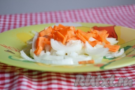 Очищаем лук и морковь. Лук нарезаем на четверть кольца, морковь - тонкой соломкой (или натираем на крупной тёрке).