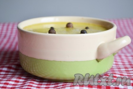 Перекладываем в форму, вилкой разравниваем верх, заливаем 20 граммами растопленного сливочного масла, сверху, по желанию, выкладываем горошинки перца, убираем в холодильник до полного остывания.&nbsp;