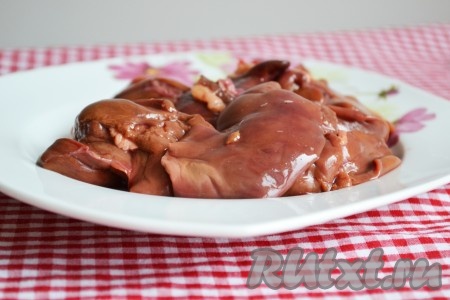 Печень индейки моем под проточной водой, удаляем прожилки, плёночку. С печени убираем лишнюю влагу салфетками.