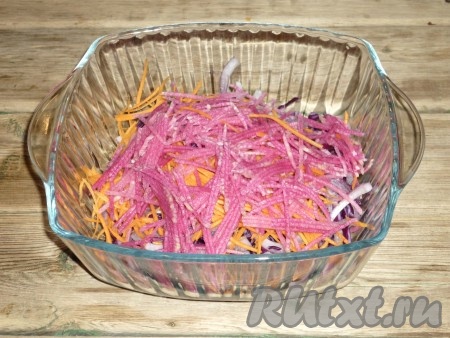 Редьку очистить, помыть и натереть на тёрке для корейской морковки.