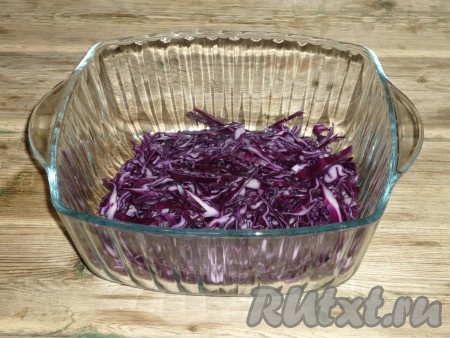 Краснокочанную капусту нашинковать.
