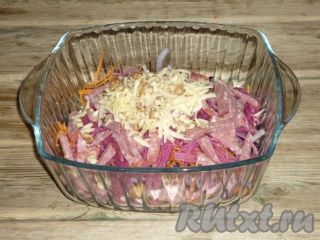 Сыр натереть на тёрке, орехи измельчить ножом. Смешать все ингредиенты в миске. Посолить по вкусу. Заправить салат майонезом. 