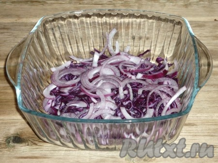Лук очистить, помыть и нарезать тонкими полукольцами.&nbsp;

