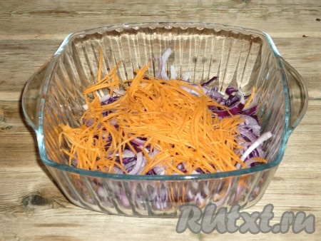 Морковь очистить, помыть и натереть на тёрке для корейской морковки.