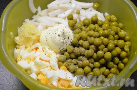 В миску складываем кальмары, яйца, зеленый горошек без жидкости, выдавливаем чеснок, можно, по желанию, добавить немного мелко нарезанного репчатого лука. Солим, перчим, заправляем майонезом.