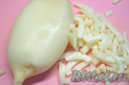 Вскипятить воду. Кальмаров аккуратно опустить в кипящую воду и с момента закипания варить 3 минуты, затем вынуть, остудить, очистить от хорды и плёнок, нарезать мелкой соломкой.
