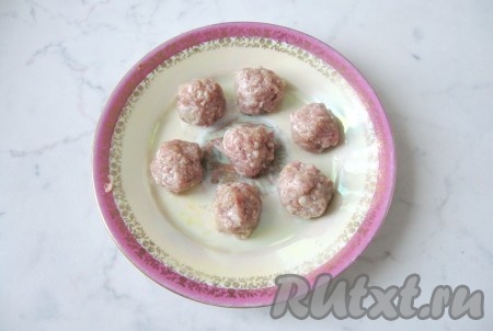 Из приготовленного фарша влажными руками сформировать фрикадельки размером с грецкий орех.
