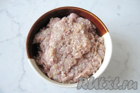 Пока варится бульон, приготовить фарш для фрикаделек. Одну луковицу и два зубчика чеснока почистить и измельчить любым способом. Мясной фарш (у меня говяжий) выложить в миску, добавить в него яйцо, измельченный лук и чеснок. Посолить и поперчить по вкусу. Фарш тщательно перемешать. Не лишним будет взбить его блендером для придания большей однородности.
