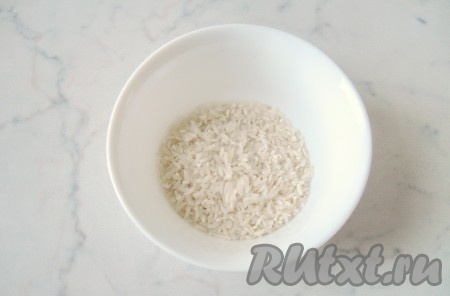 Рис тщательно помыть и добавить в кастрюлю с супом.
