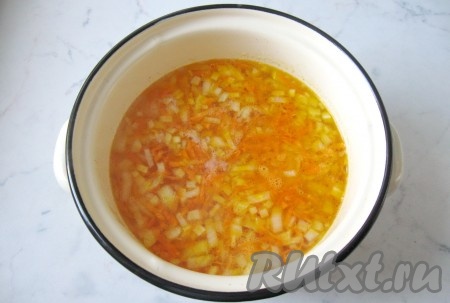 Затем добавить жареный лук с морковью в кастрюлю с бульоном и картофелем.

