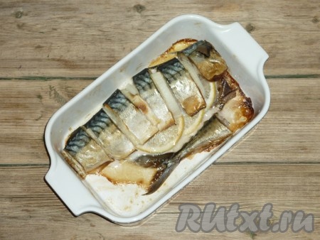 Форму отправить в духовку, заранее разогретую до 180 градусов, запекать скумбрию с луком и лимоном 35-40 минут.&nbsp;