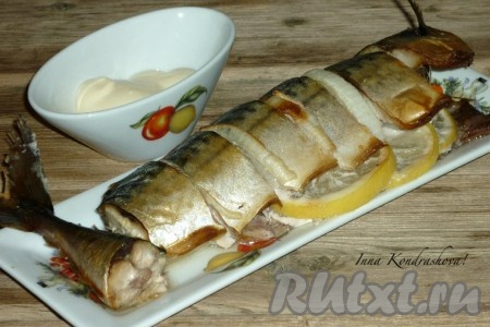 Затем достать форму из духовки. Переложить вкусную, аппетитную скумбрию, запечённую с луком и лимоном, на блюдо и можно подавать на стол, дополнив картофелем, рисом или другим гарниром на ваш выбор.